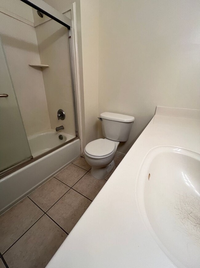 Building Photo - Large Three Bed One and a half bathroom with detached garage!