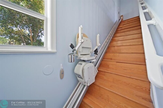 Building Photo - 4255 NE Sunset Dr