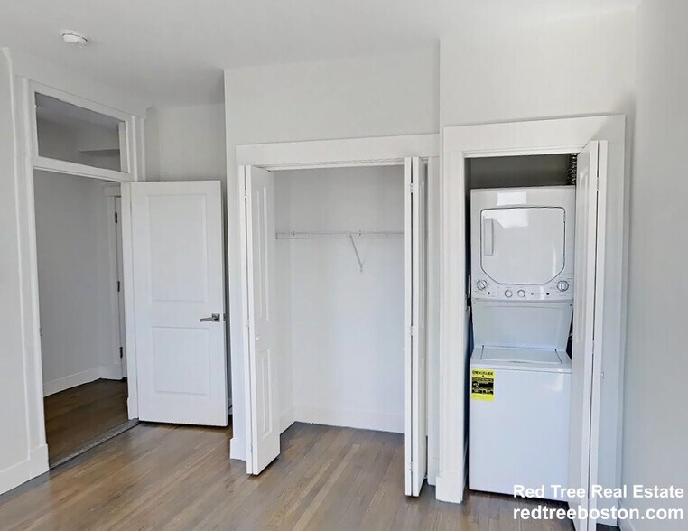 Building Photo - 77 Park Dr