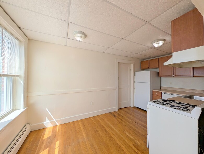 Building Photo - 34 College Ave