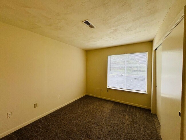 Building Photo - 844 Claytor Square