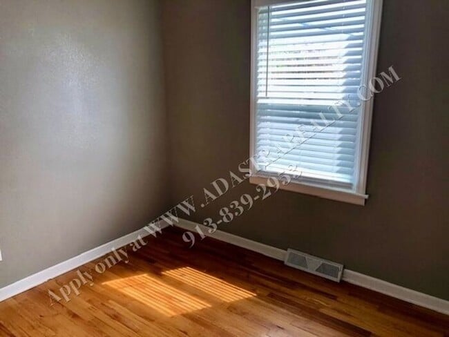 Building Photo - Cute 4 Bed 1.5 Bath Home in Olathe-Availab...