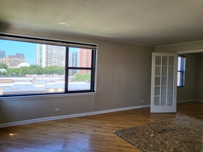 Building Photo - 525 W Aldine Ave