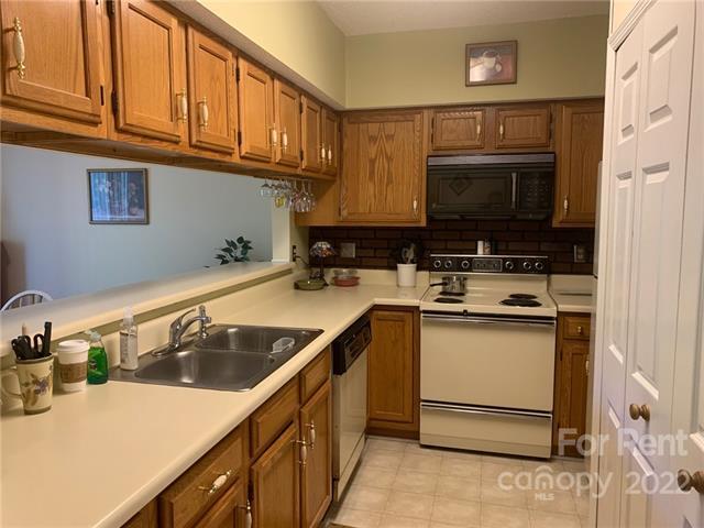 Building Photo - 19909 Henderson Rd