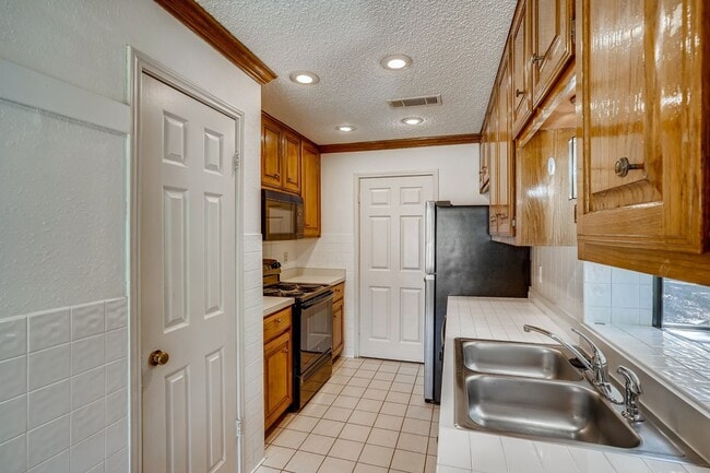Building Photo - Rare 2 BR/ 2 BA Townhouse in Northwest Hil...
