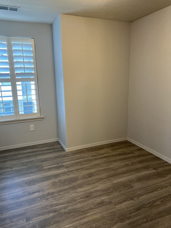 Building Photo - 8662 NE Trafalgar Ln