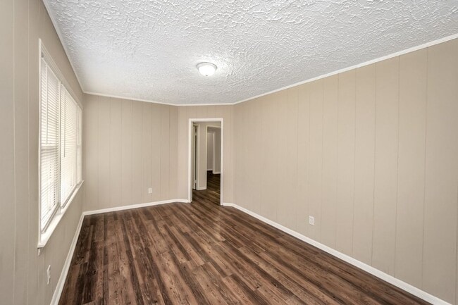 Building Photo - Renovated 4 BR Home- Move In Ready!