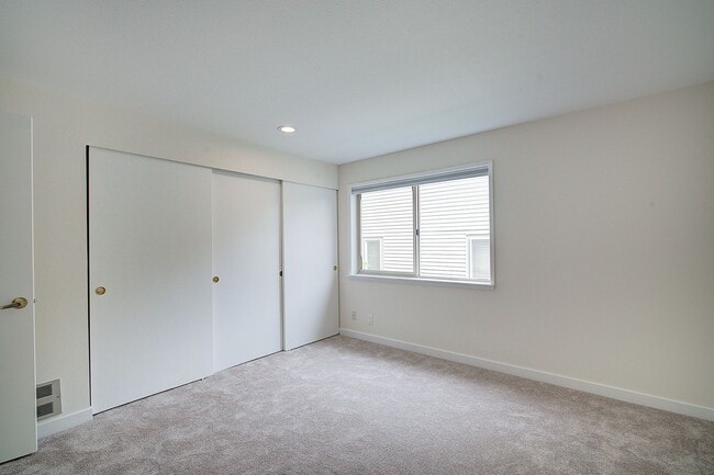 Building Photo - 2bd/2.5ba Kirkland Townhome