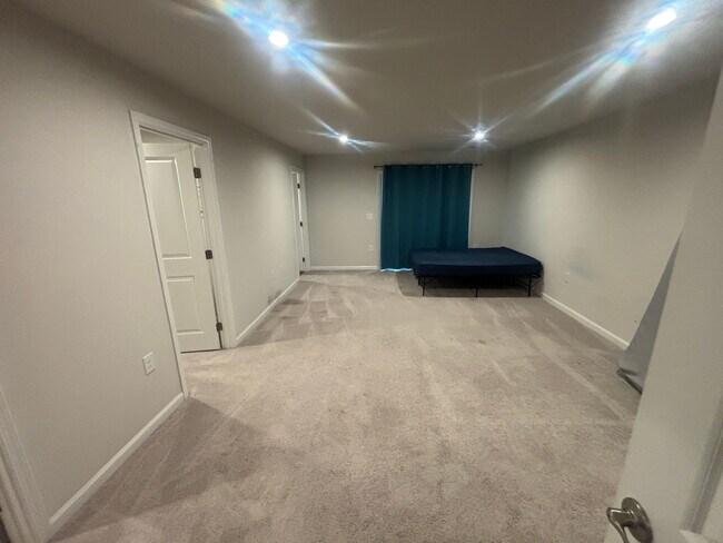 Building Photo - Room in Duplex on Romeria Dr