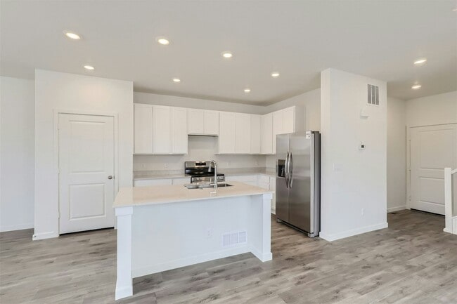 Building Photo - 560 Cottonwood Ave