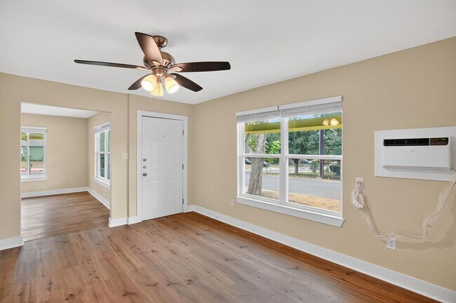 Building Photo - 515 W 8th St