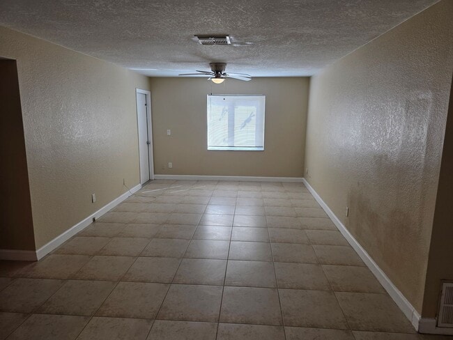 Building Photo - Upgraded Condo With Washer And Dryer