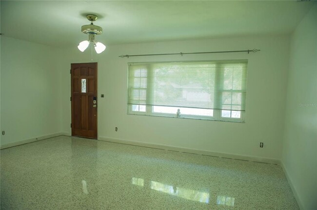 Building Photo - 904 Brookside Dr