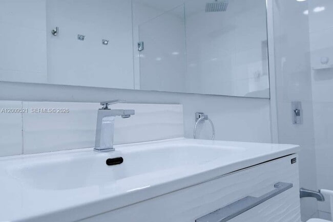 Building Photo - 1408 Brickell Bay Dr