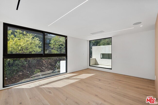 Building Photo - 2501 Banyan Dr
