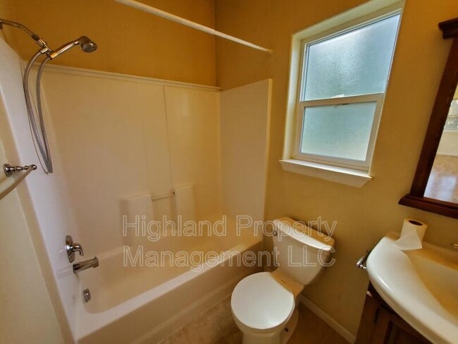 Building Photo - 1247 NE Williams St