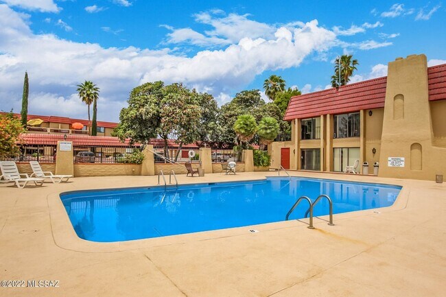 Building Photo - Sharp & Convenient 1 Bed. Condo that Can b...