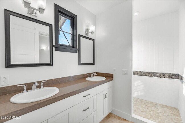 Building Photo - 4901 E Amelia Ave