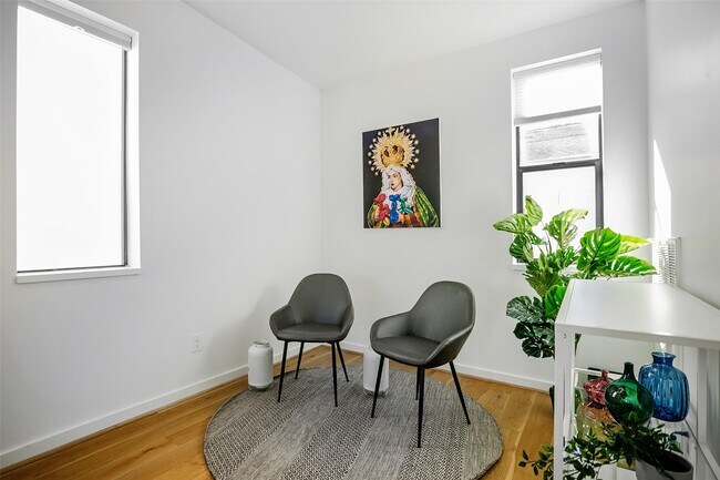 Building Photo - 511 Memorial Heights Dr