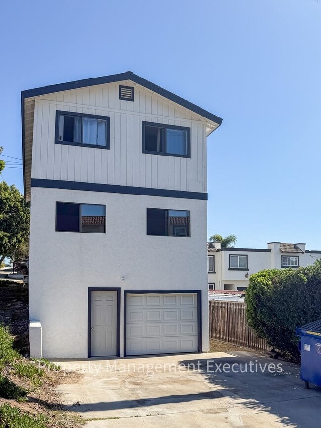 Building Photo - Remodeled 3 Bedroom, 1 Bath Duplex with Ga...