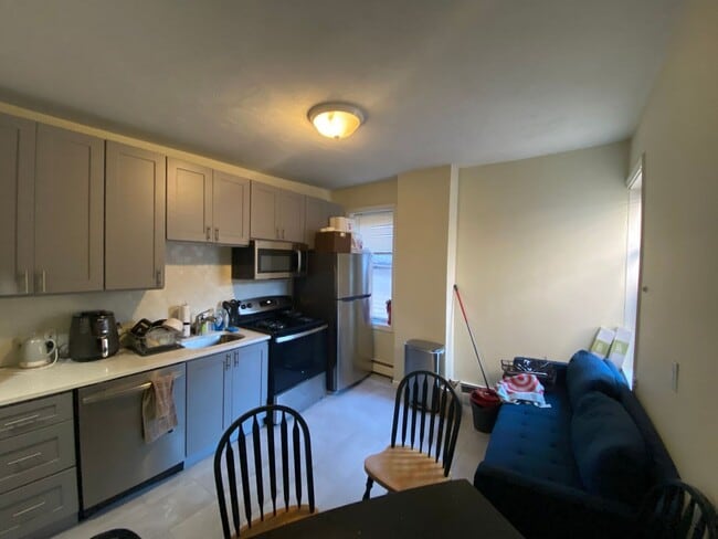 Building Photo - Renovated 2-Split in Mission Hill | Pet Friendly | Laundry in Building | 9/1