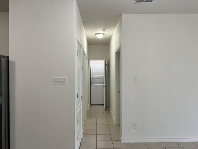 Building Photo - 1511 Don Camilo Blvd