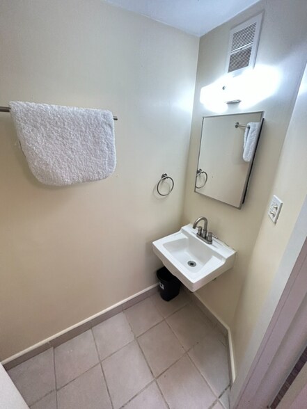 Building Photo - 718 N Cayuga St