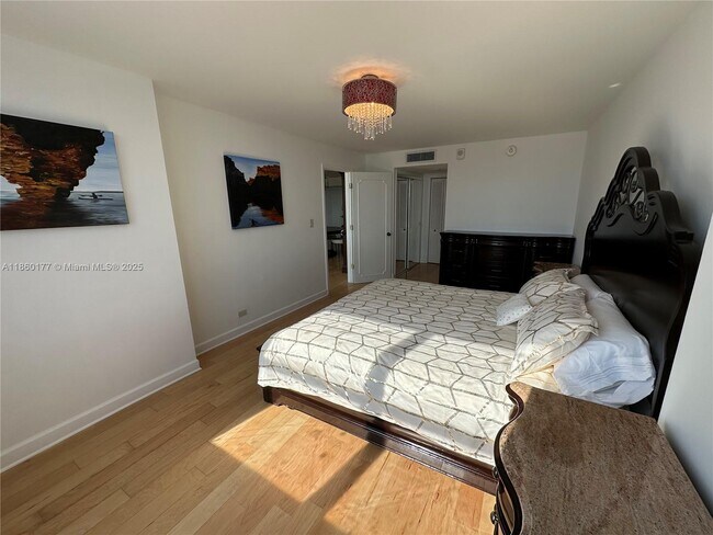 Building Photo - 6039 Collins Ave