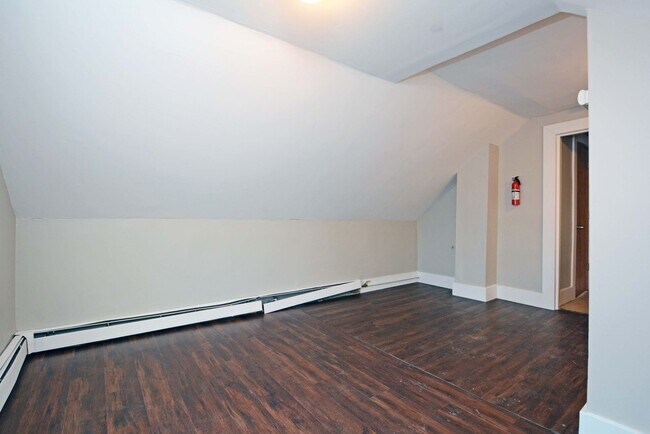 Building Photo - Updated Studio Unit - Available Now!