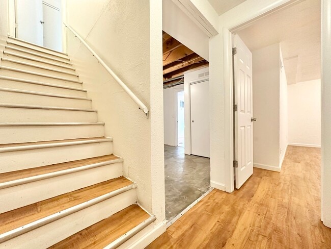 Building Photo - Modern and Spacious Duplex Style Home with...
