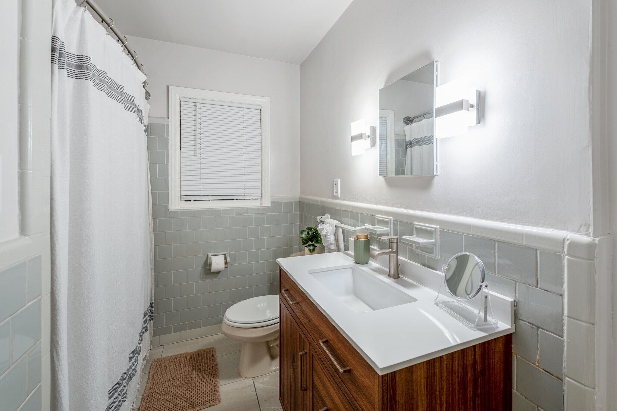 Building Photo - 1464 E 41st St