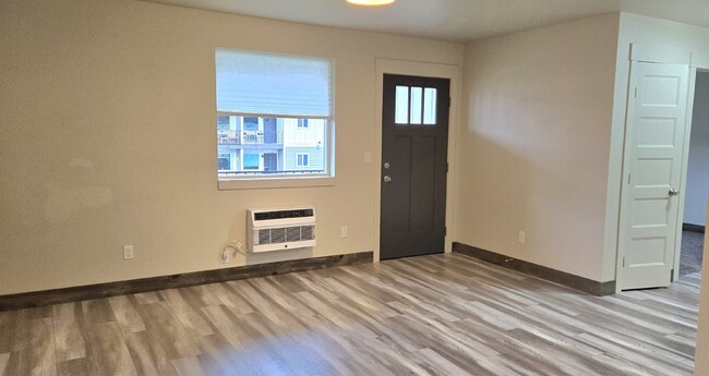 Building Photo - Newer 2 bed/2 bath with Washer/Dryer in unit!