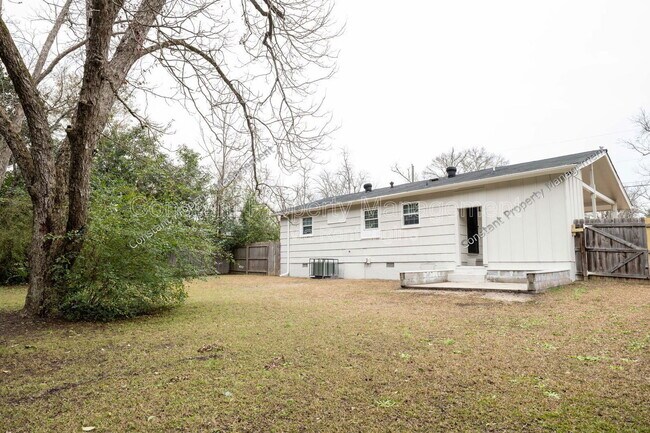 Building Photo - 2416 Hillside Dr