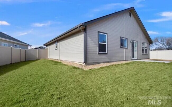 Building Photo - "Charming 3-Bed, 2-Bath Home with Spacious...