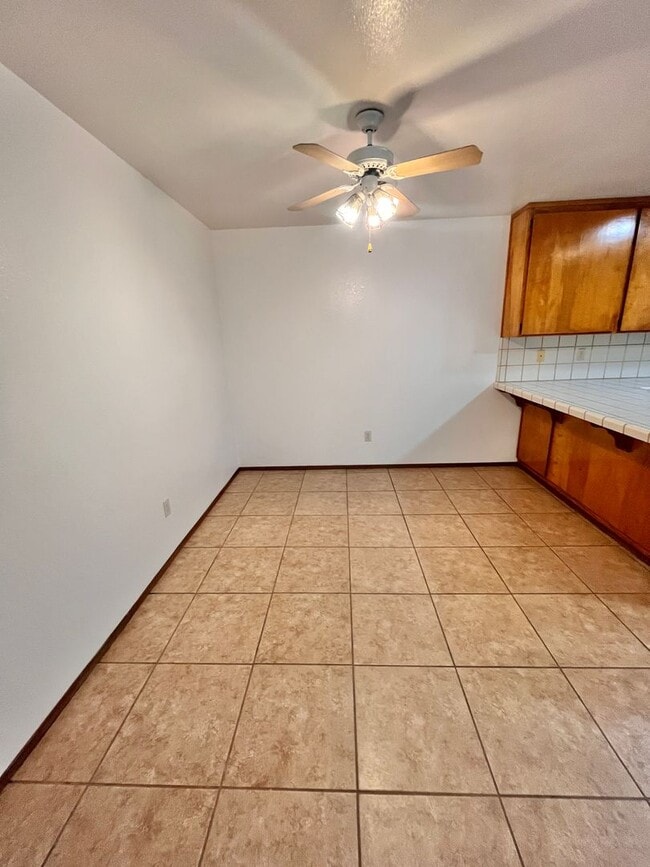 Building Photo - 3 Bedroom 2 Bath Duplex for Rent!