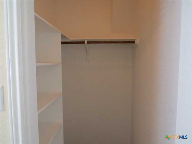 Building Photo - 5623 Blackstone Dr