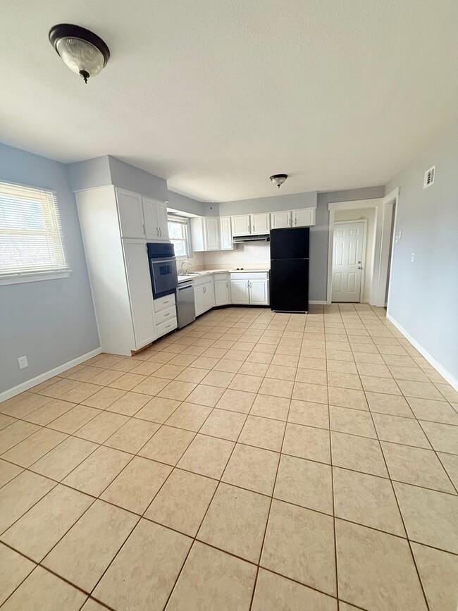 Building Photo - Charming 2 Bedroom Home with Bonus Space & Fenced Yard!