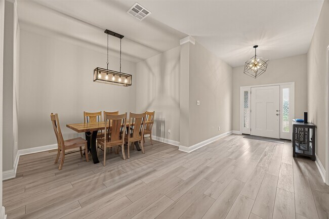 Building Photo - 2605 Golden Palms Ln