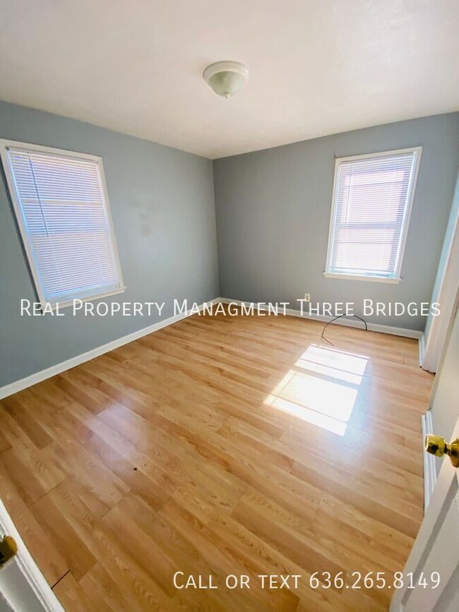 Building Photo - New Rehabbed 2-Bedroom Awaits You