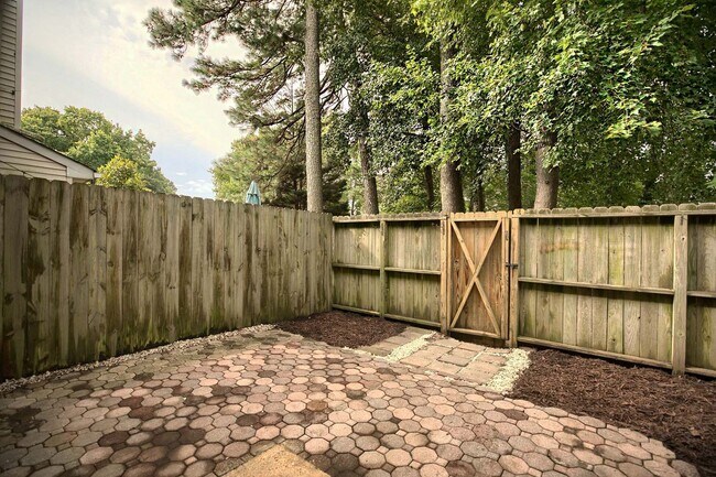 Building Photo - 105 Choisy Crescent