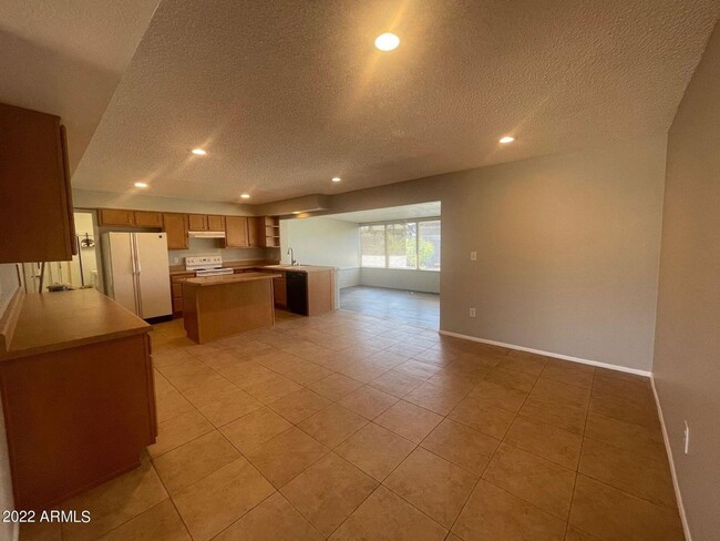 Building Photo - 3 Bed 2 Bath Phoenix Home with a Pool