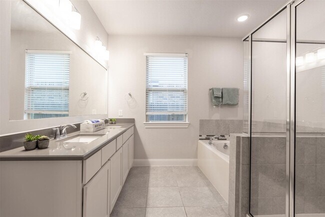 Building Photo - 16611 Highland Country Dr