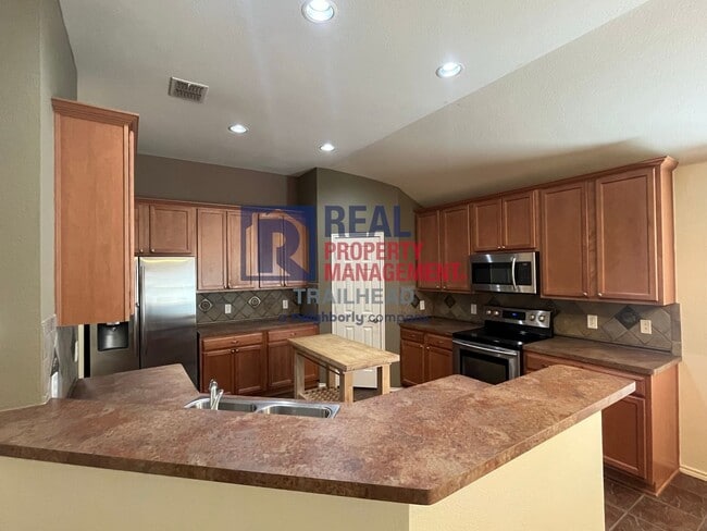 Building Photo - Spacious Single Story Home in a Great Loca...