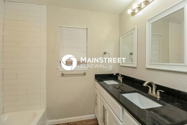 Building Photo - 3 Bedroom Pet-Friendly Home in Oklahoma City, OK with Main Street Renewal