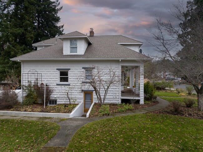 Building Photo - 3 Bedroom House For Rent In Hood River