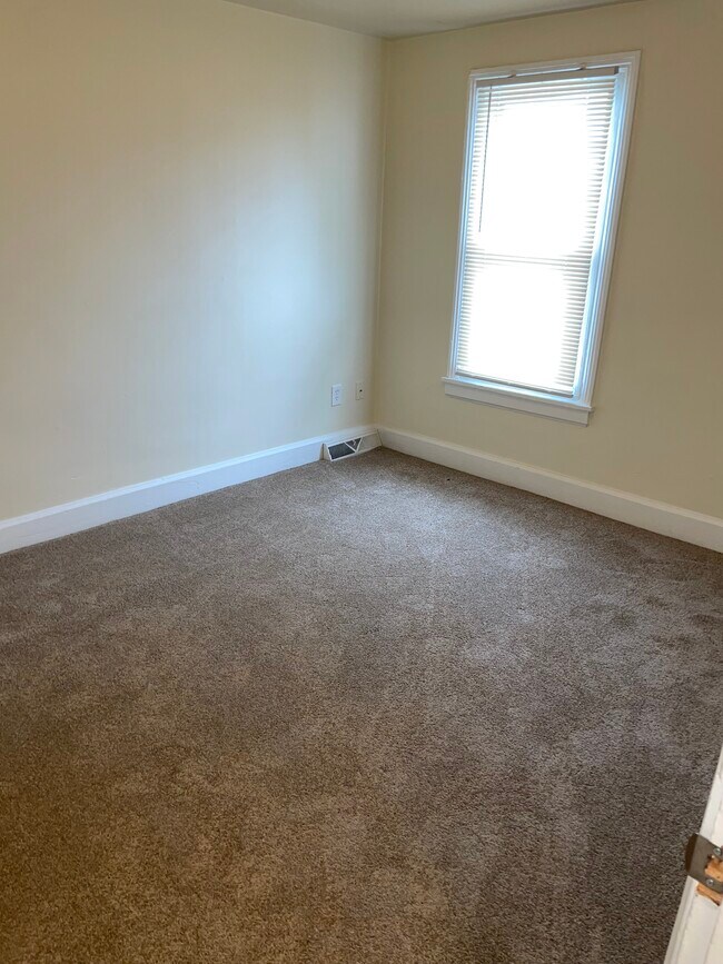 Building Photo - 553 Main St