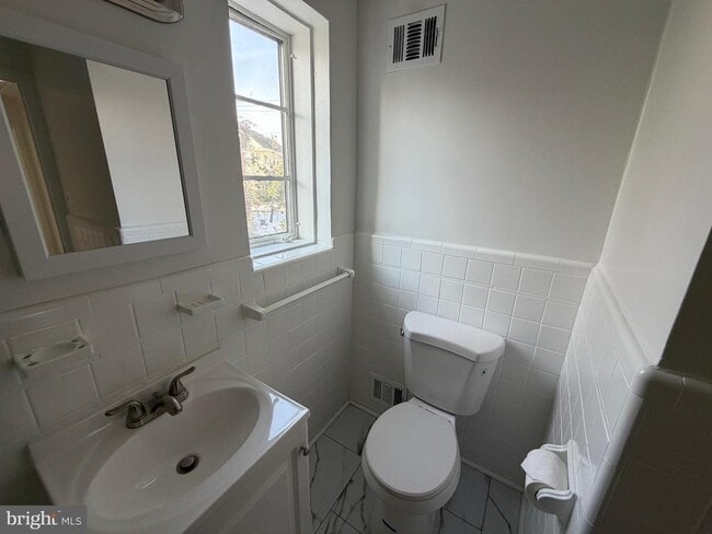 Building Photo - 1304 S Walter Reed Dr