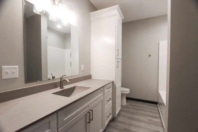 Building Photo - Beautiful 2 Bed, 2 Bath Apartment in PRIME location!  Furnished & Unfurnished Options Available!