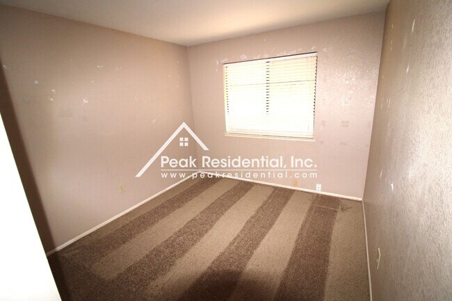 Building Photo - Spacious 3bd/2.5ba Antelope Home with 2 Ca...