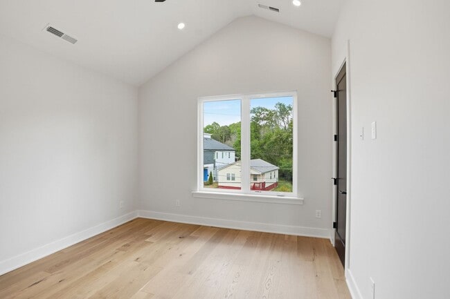 Building Photo - 144 Mattoon St